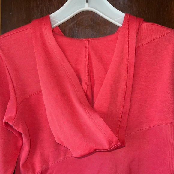 Merrell size small pullover hooded long sleeve shirt women’s red raspberry - Picture 10 of 11